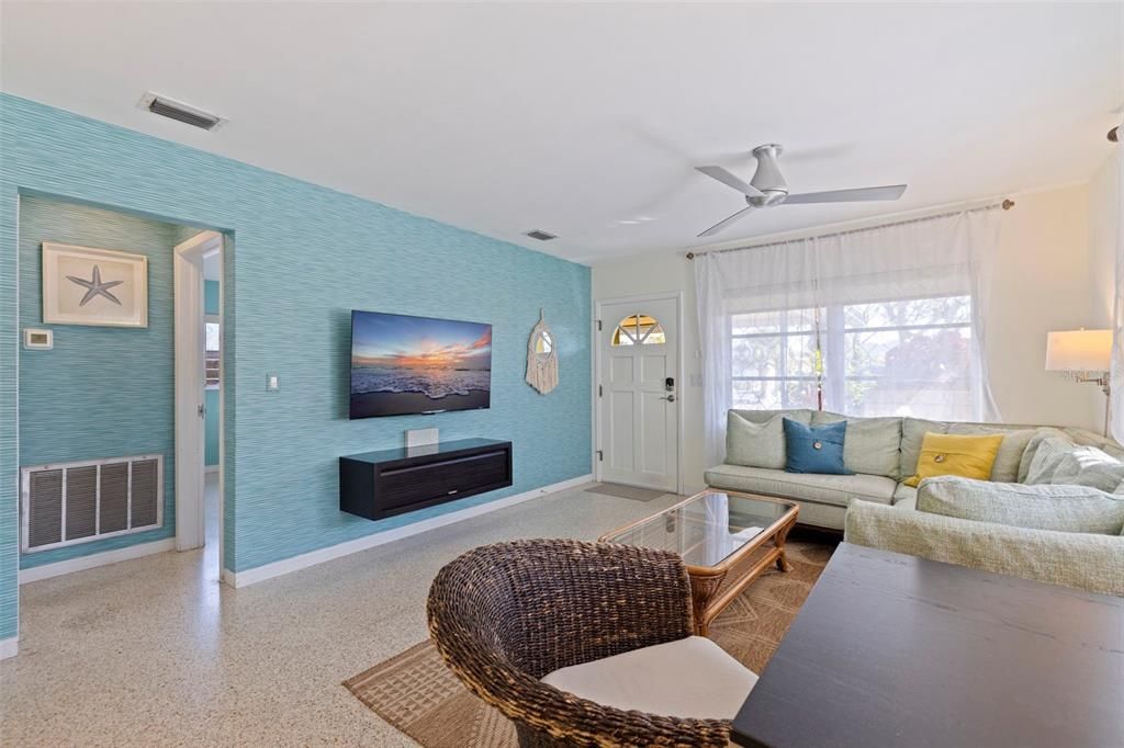 待售: $1,250,000 (4 贝兹, 0 浴室, 1640 平方英尺)