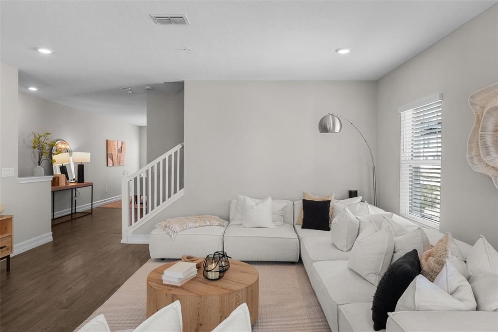 Под контрактом: $6,500 (4 спален, 3 ванн, 2524 Квадратных фут)