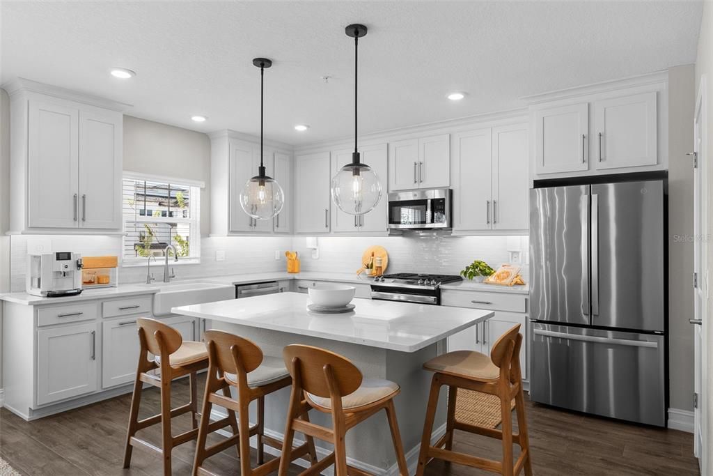 Под контрактом: $6,500 (4 спален, 3 ванн, 2524 Квадратных фут)