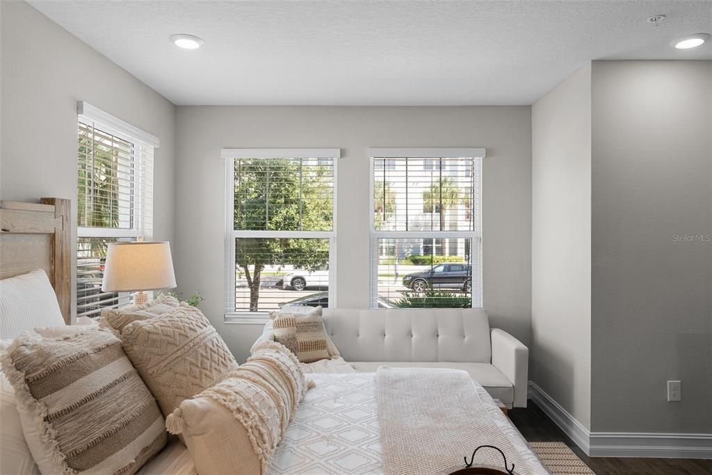 Под контрактом: $6,500 (4 спален, 3 ванн, 2524 Квадратных фут)