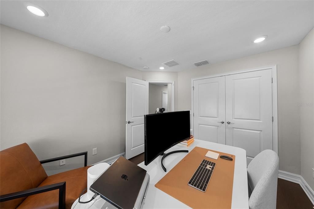 Под контрактом: $6,500 (4 спален, 3 ванн, 2524 Квадратных фут)