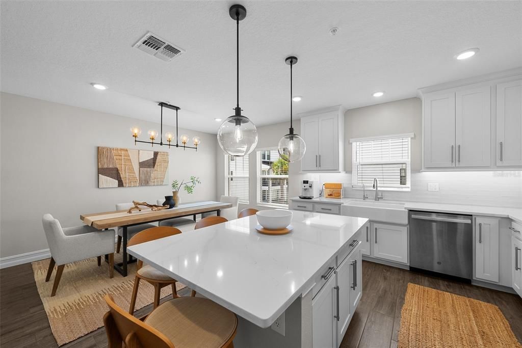 Под контрактом: $6,500 (4 спален, 3 ванн, 2524 Квадратных фут)