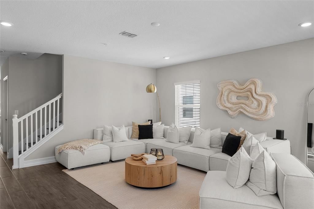 Под контрактом: $6,500 (4 спален, 3 ванн, 2524 Квадратных фут)