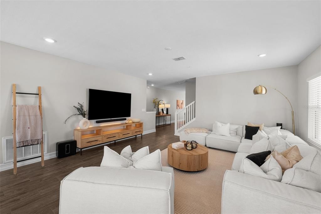 Под контрактом: $6,500 (4 спален, 3 ванн, 2524 Квадратных фут)