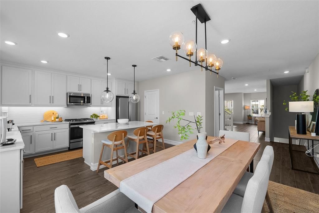 Под контрактом: $6,500 (4 спален, 3 ванн, 2524 Квадратных фут)