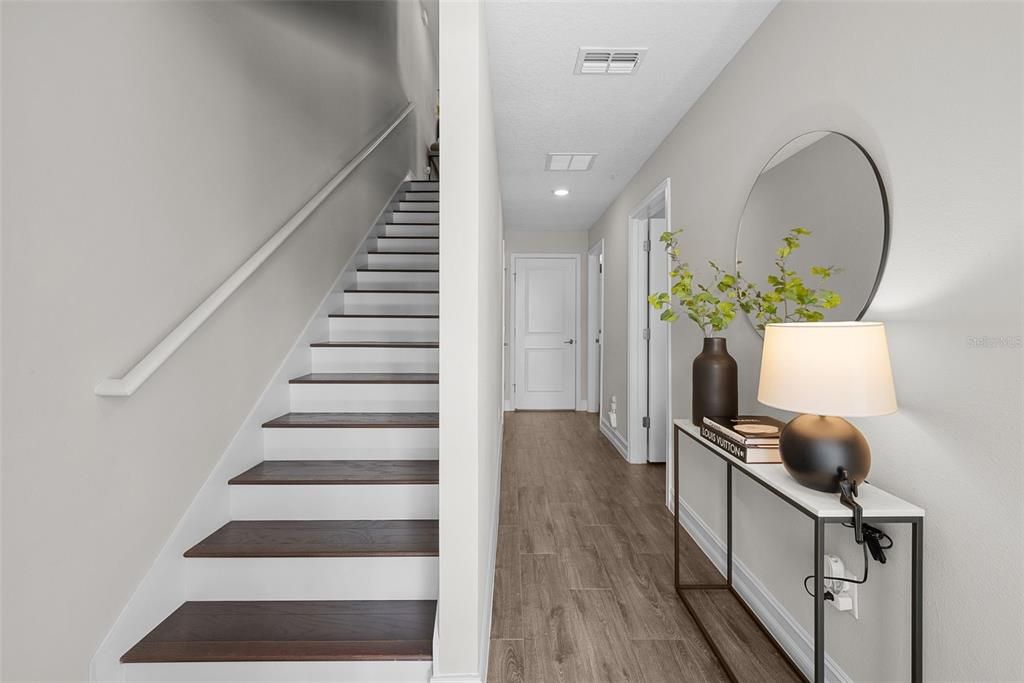 Под контрактом: $6,500 (4 спален, 3 ванн, 2524 Квадратных фут)