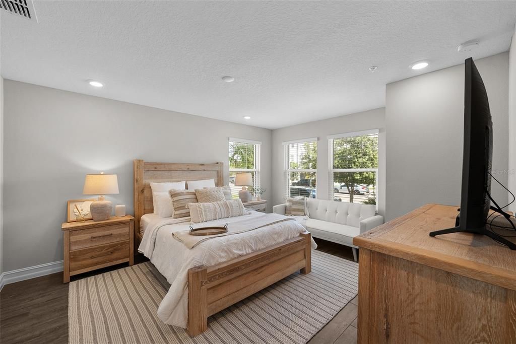 Под контрактом: $6,500 (4 спален, 3 ванн, 2524 Квадратных фут)