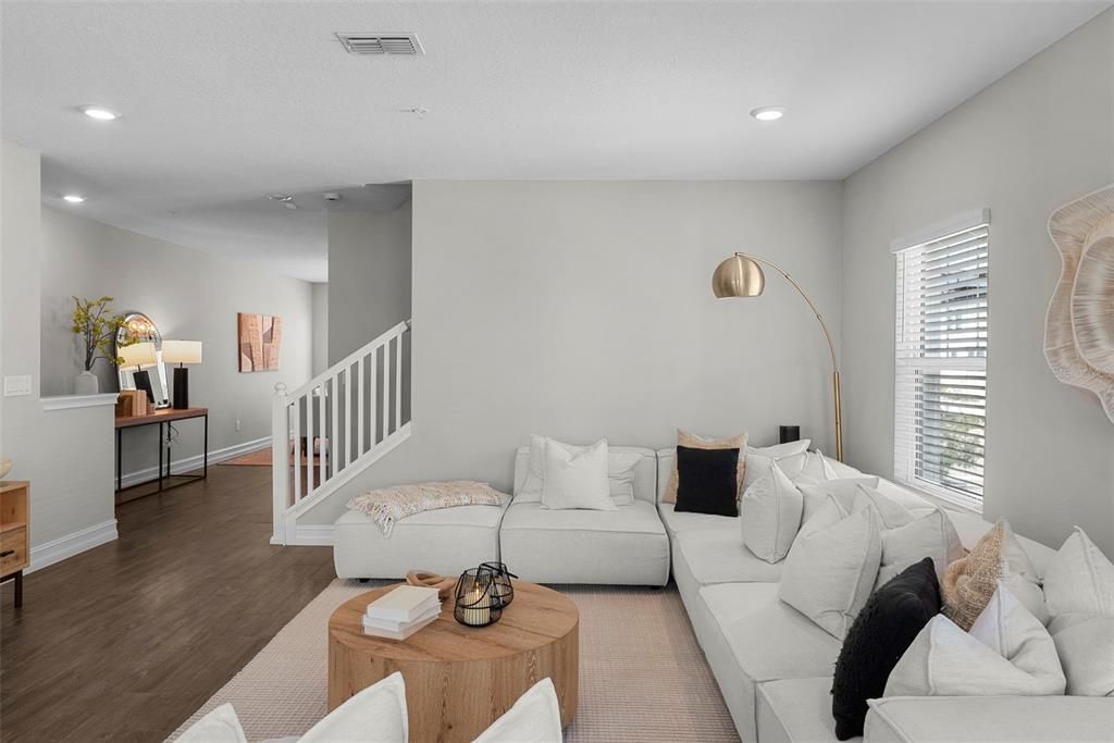 Под контрактом: $6,500 (4 спален, 3 ванн, 2524 Квадратных фут)