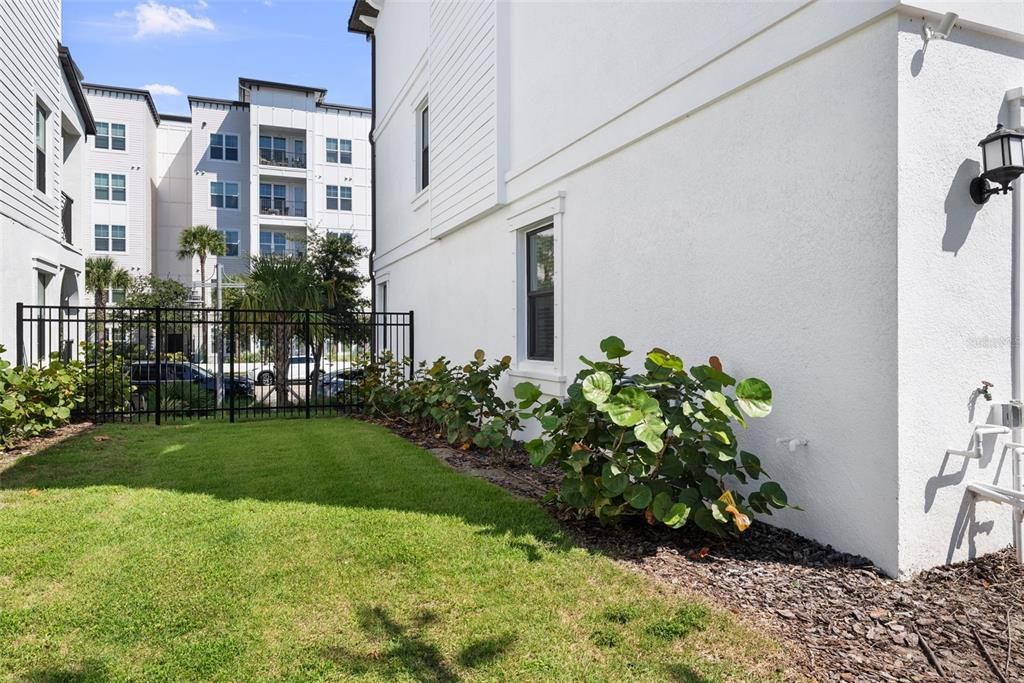 Под контрактом: $6,500 (4 спален, 3 ванн, 2524 Квадратных фут)