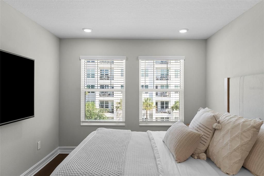 Под контрактом: $6,500 (4 спален, 3 ванн, 2524 Квадратных фут)