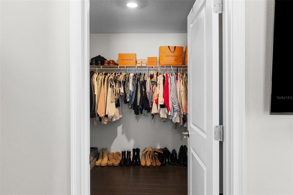 Под контрактом: $6,500 (4 спален, 3 ванн, 2524 Квадратных фут)