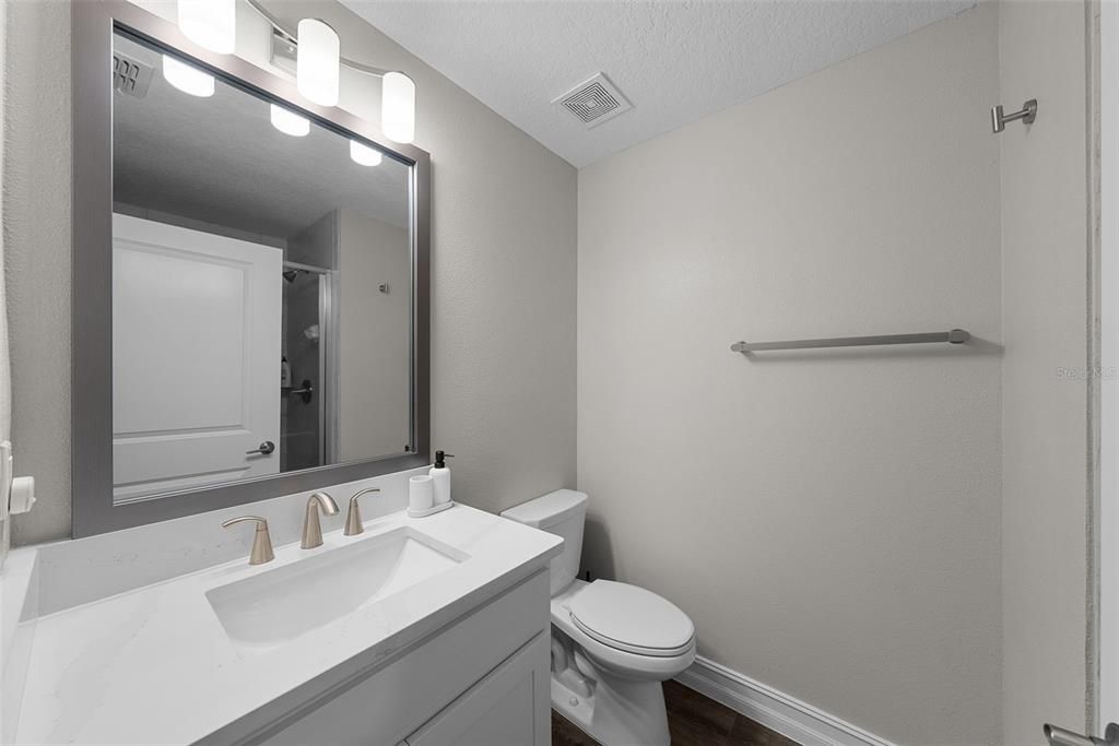 Под контрактом: $6,500 (4 спален, 3 ванн, 2524 Квадратных фут)