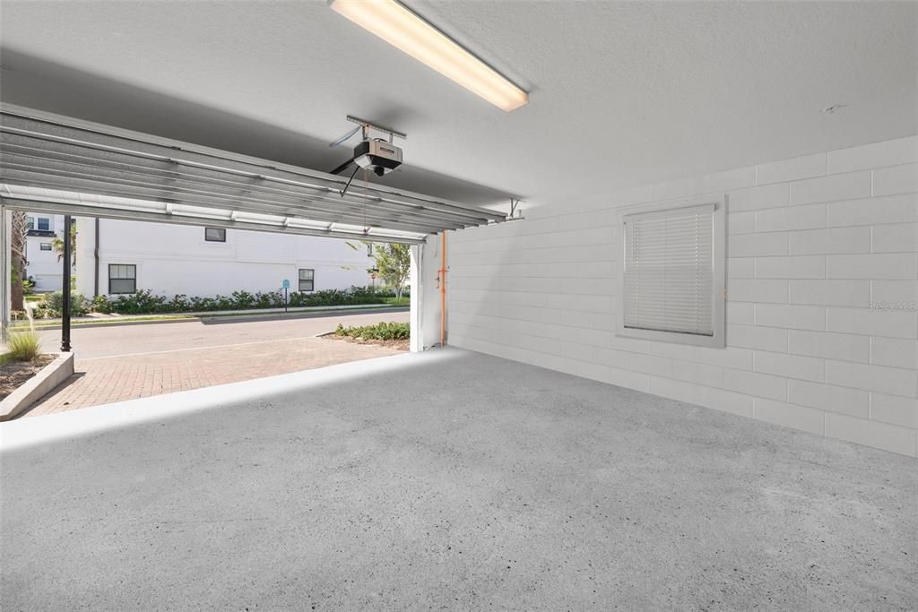 Под контрактом: $6,500 (4 спален, 3 ванн, 2524 Квадратных фут)