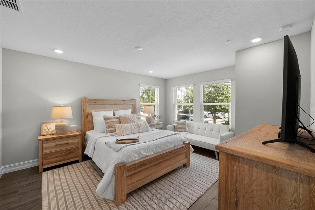 Под контрактом: $6,500 (4 спален, 3 ванн, 2524 Квадратных фут)