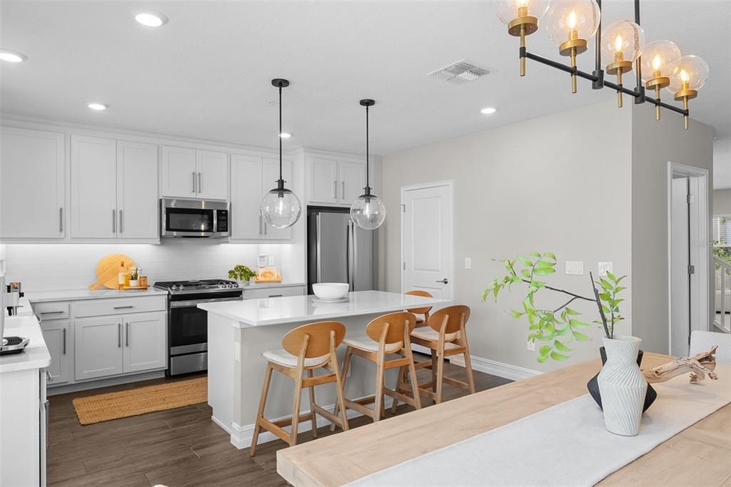 Под контрактом: $6,500 (4 спален, 3 ванн, 2524 Квадратных фут)