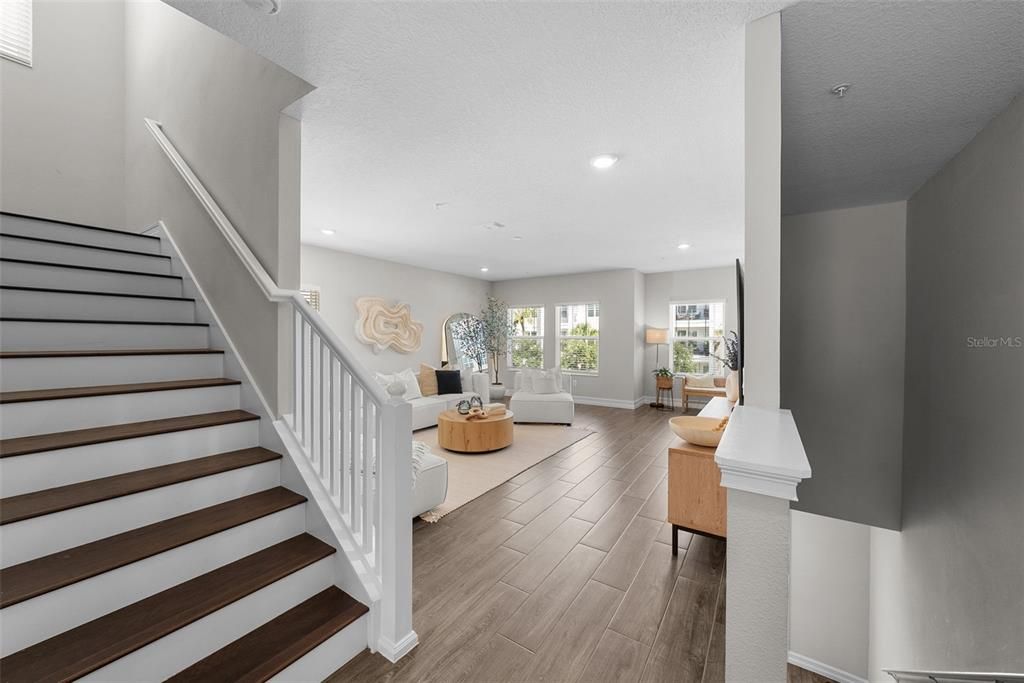 Под контрактом: $6,500 (4 спален, 3 ванн, 2524 Квадратных фут)