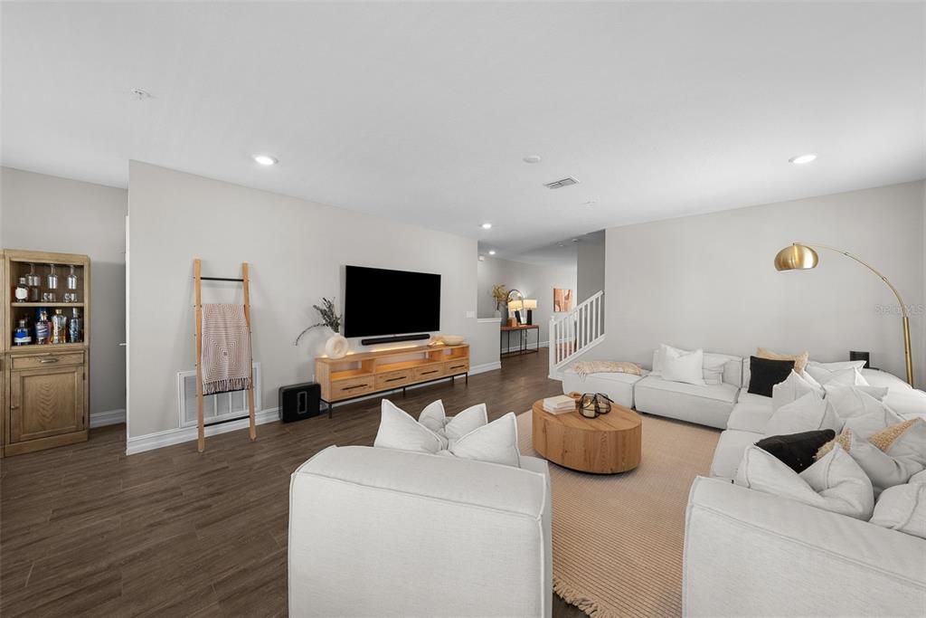 Под контрактом: $6,500 (4 спален, 3 ванн, 2524 Квадратных фут)