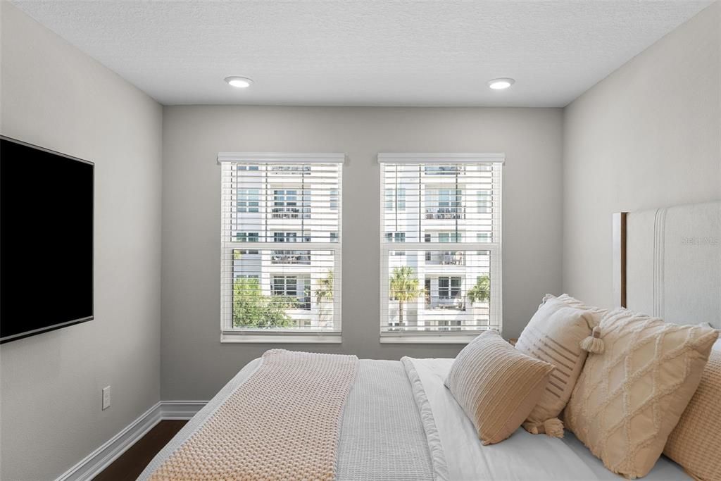 Под контрактом: $6,500 (4 спален, 3 ванн, 2524 Квадратных фут)