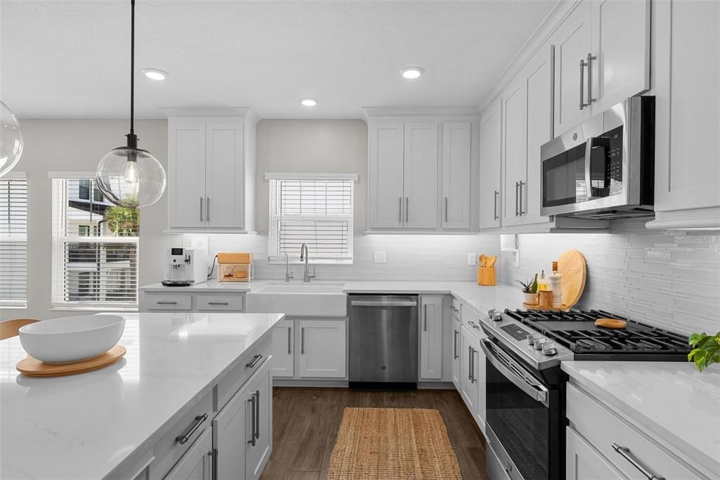 Под контрактом: $6,500 (4 спален, 3 ванн, 2524 Квадратных фут)