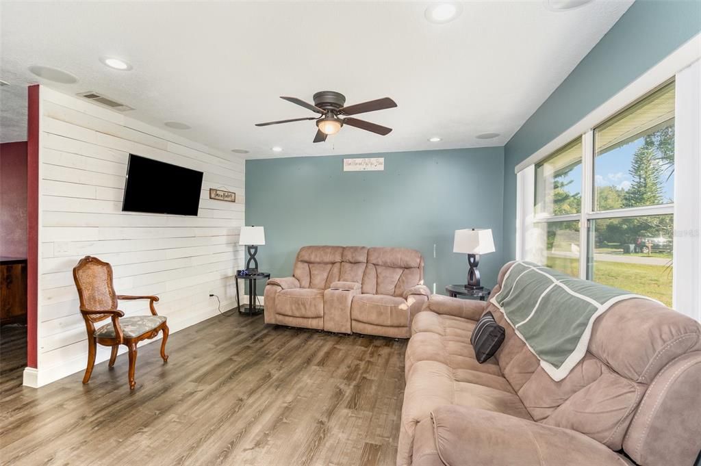 待售: $412,000 (3 贝兹, 2 浴室, 1640 平方英尺)