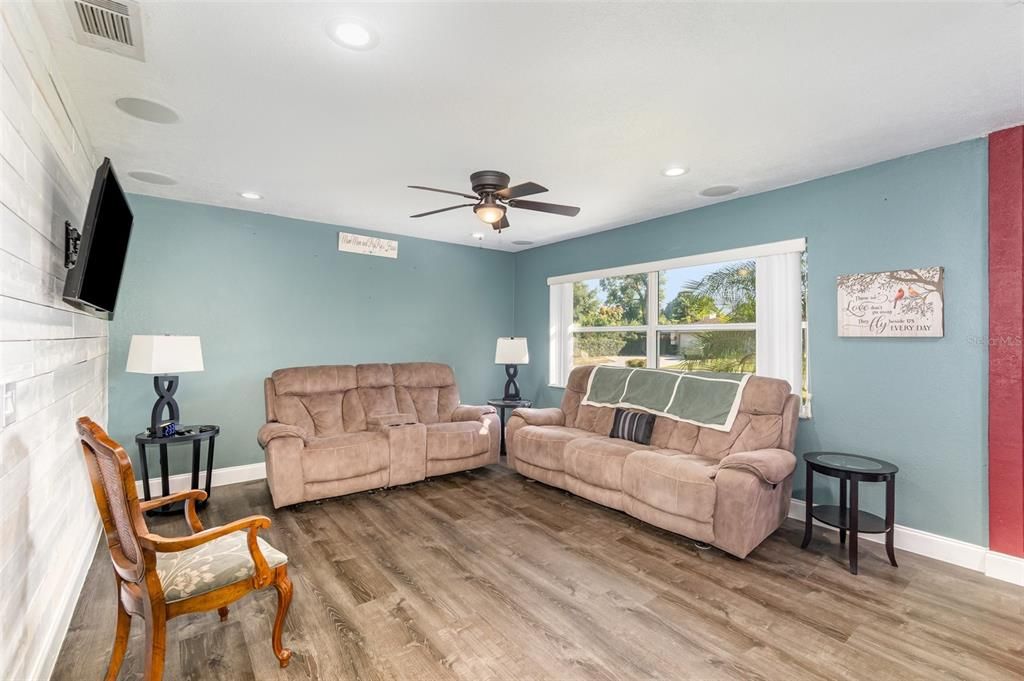 待售: $412,000 (3 贝兹, 2 浴室, 1640 平方英尺)