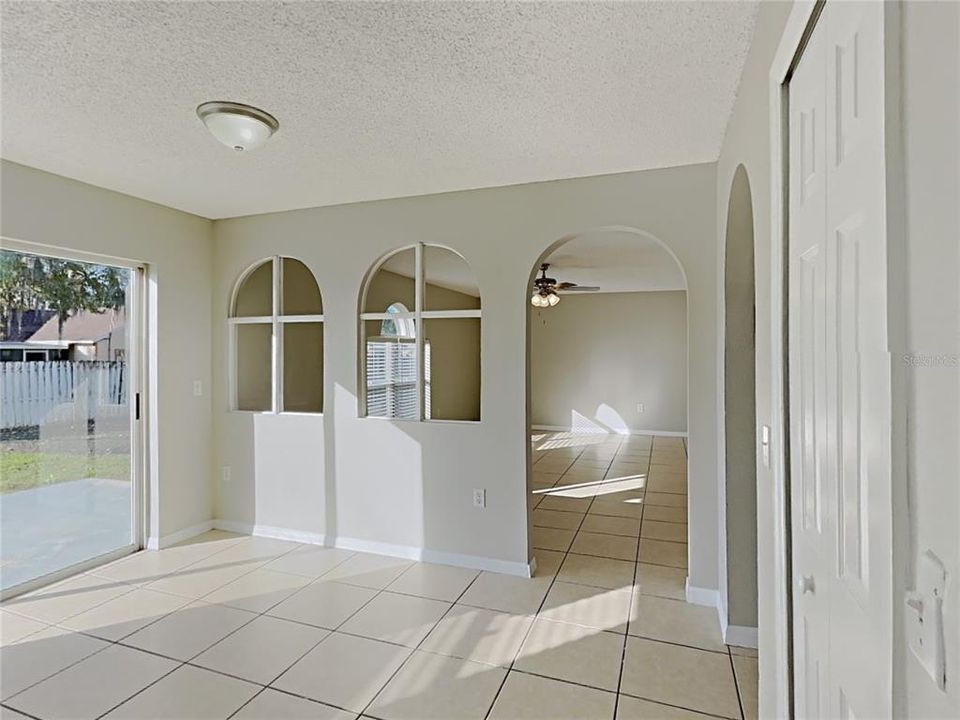 待售: $300,000 (4 贝兹, 2 浴室, 2215 平方英尺)