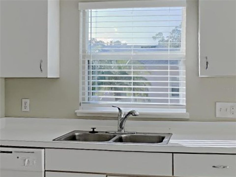 待售: $300,000 (4 贝兹, 2 浴室, 2215 平方英尺)