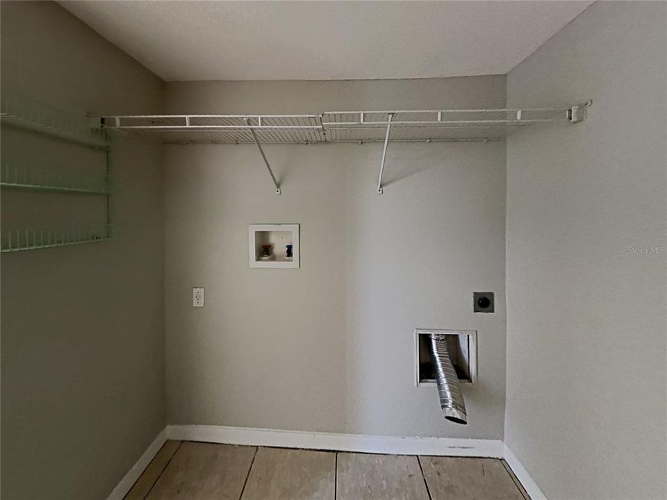 待售: $300,000 (4 贝兹, 2 浴室, 2215 平方英尺)