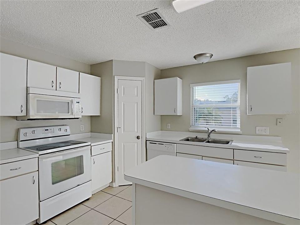 待售: $300,000 (4 贝兹, 2 浴室, 2215 平方英尺)