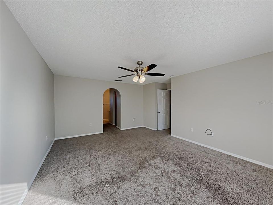 待售: $300,000 (4 贝兹, 2 浴室, 2215 平方英尺)