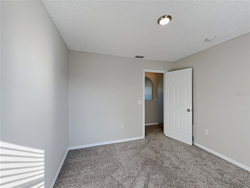 待售: $300,000 (4 贝兹, 2 浴室, 2215 平方英尺)