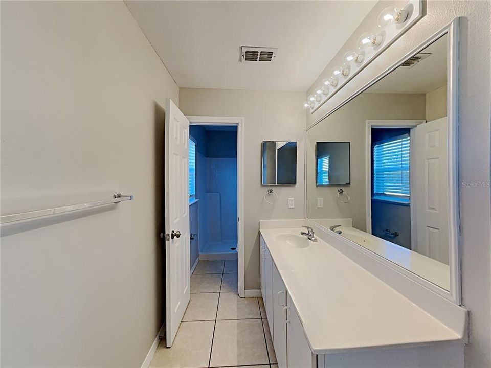 待售: $300,000 (4 贝兹, 2 浴室, 2215 平方英尺)