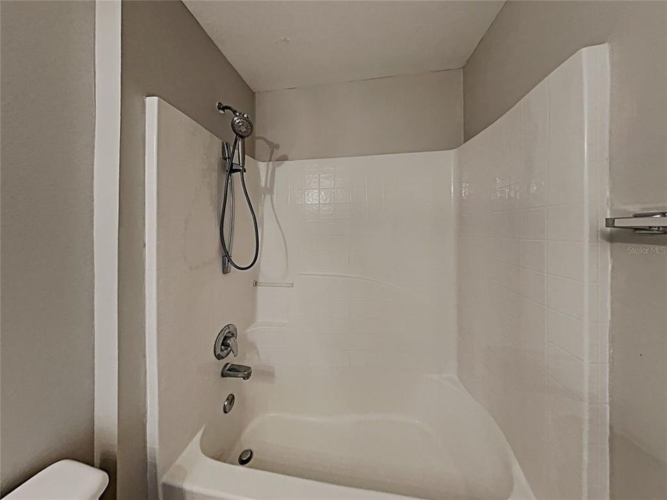 待售: $300,000 (4 贝兹, 2 浴室, 2215 平方英尺)