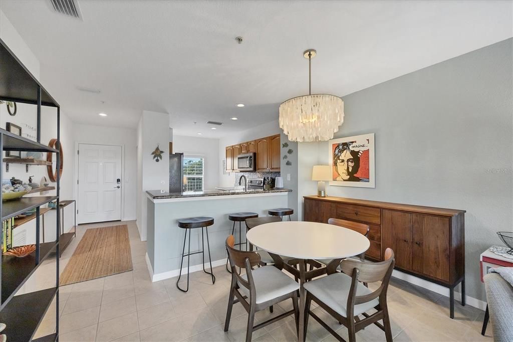 For Sale: $289,000 (2 beds, 2 baths, 1009 Square Feet)