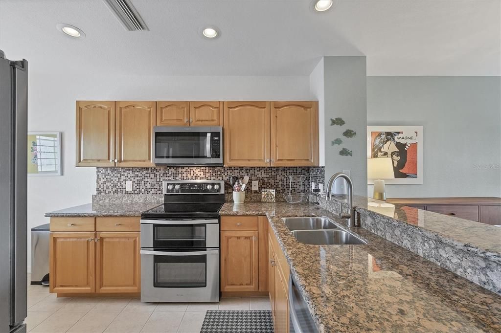 For Sale: $289,000 (2 beds, 2 baths, 1009 Square Feet)