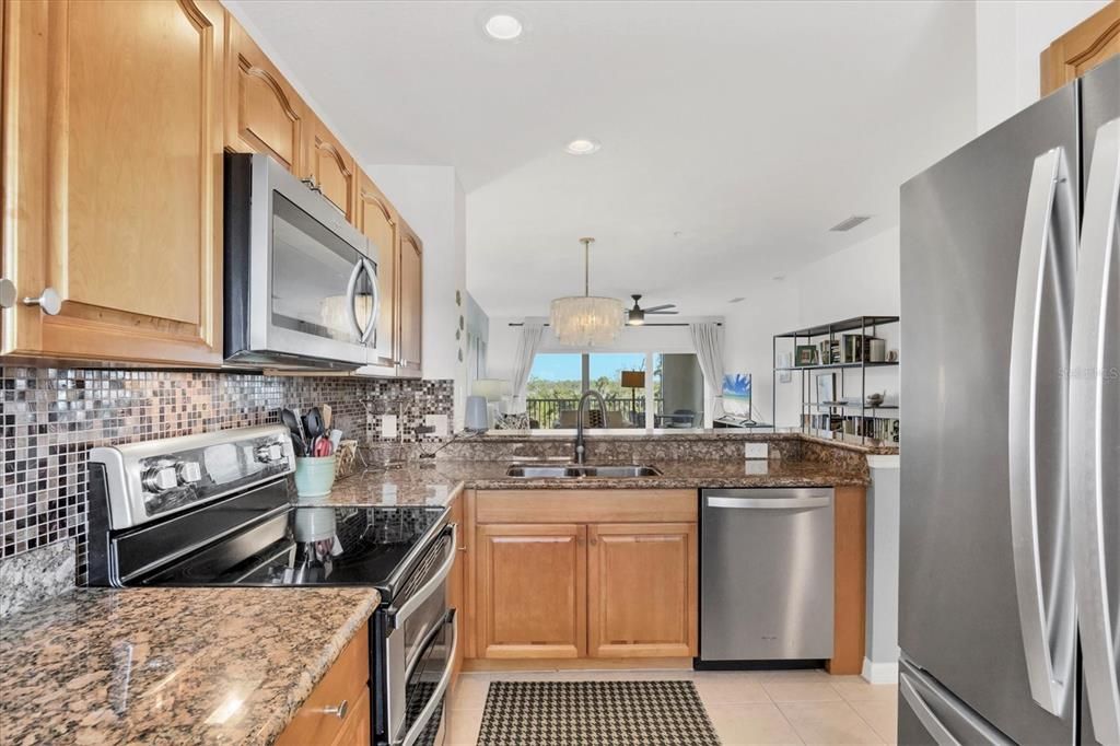 For Sale: $289,000 (2 beds, 2 baths, 1009 Square Feet)