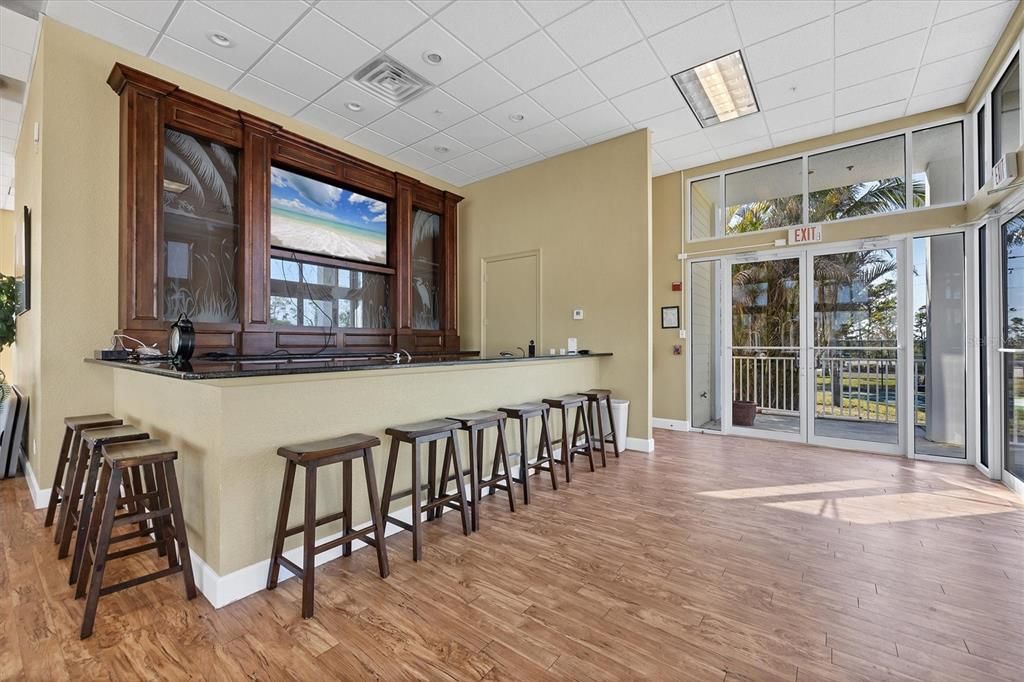 For Sale: $289,000 (2 beds, 2 baths, 1009 Square Feet)