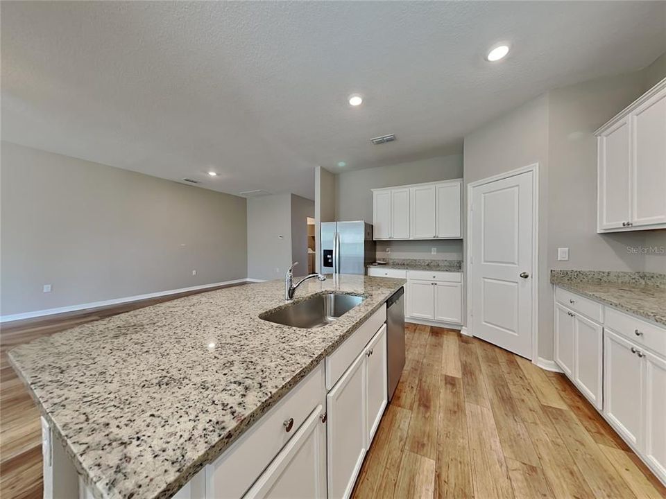 For Rent: $2,399 (5 beds, 3 baths, 1984 Square Feet)