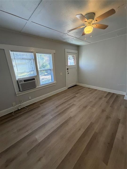 出租: $1,100 (1 贝兹, 1 浴室, 497 平方英尺)