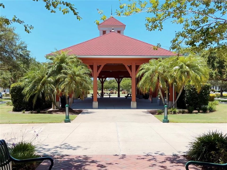 合同活跃: $310,000 (1 贝兹, 1 浴室, 792 平方英尺)