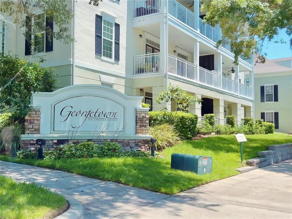 合同活跃: $310,000 (1 贝兹, 1 浴室, 792 平方英尺)