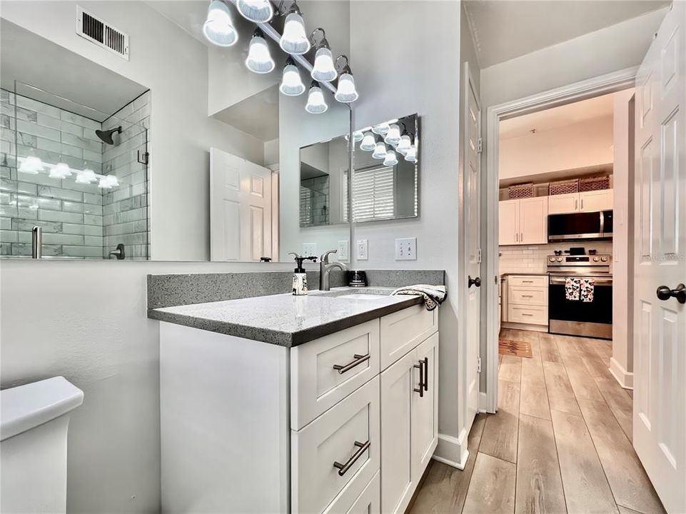 合同活跃: $310,000 (1 贝兹, 1 浴室, 792 平方英尺)