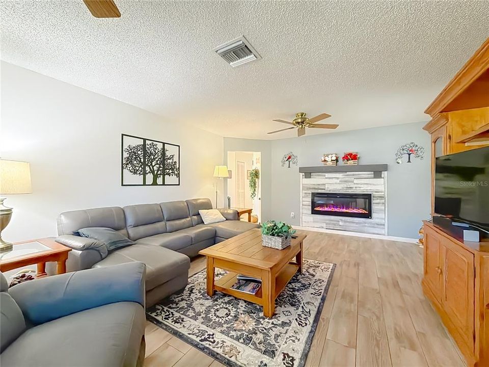 Activo con contrato: $334,900 (3 camas, 2 baños, 1827 Pies cuadrados)