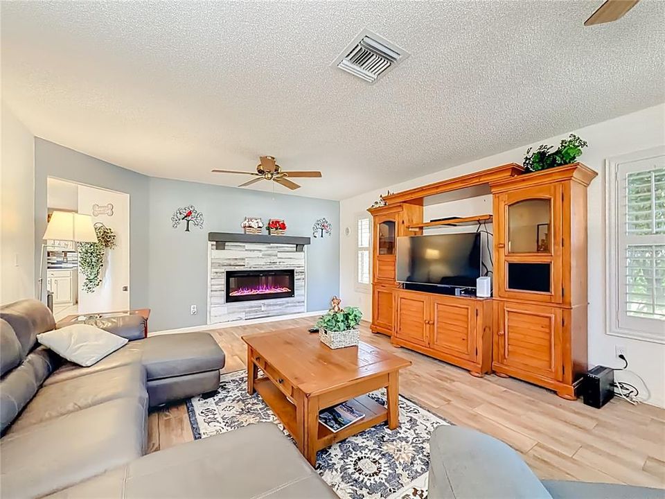 Activo con contrato: $334,900 (3 camas, 2 baños, 1827 Pies cuadrados)