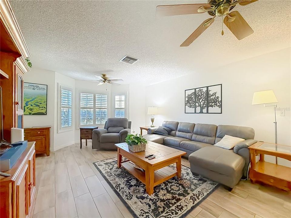 Activo con contrato: $334,900 (3 camas, 2 baños, 1827 Pies cuadrados)