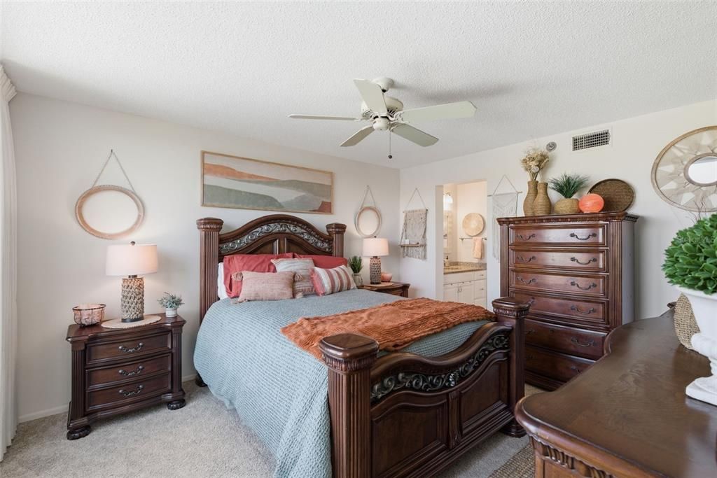 For Sale: $329,900 (2 beds, 2 baths, 1396 Square Feet)