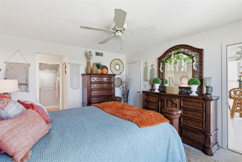 For Sale: $329,900 (2 beds, 2 baths, 1396 Square Feet)