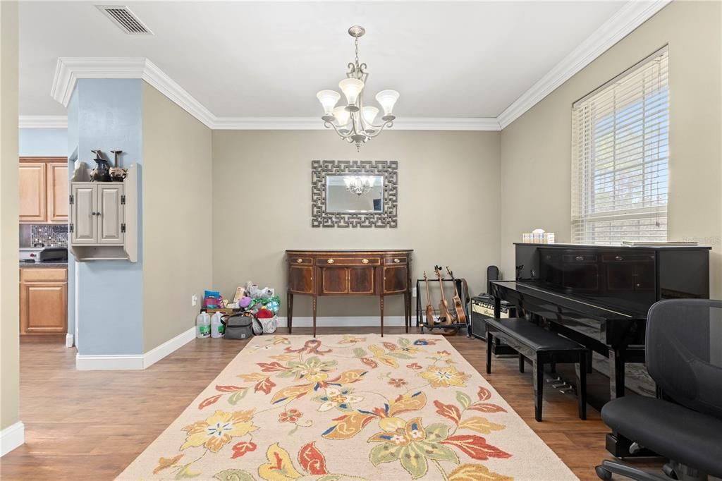 En Venta: $449,000 (3 camas, 2 baños, 2800 Pies cuadrados)