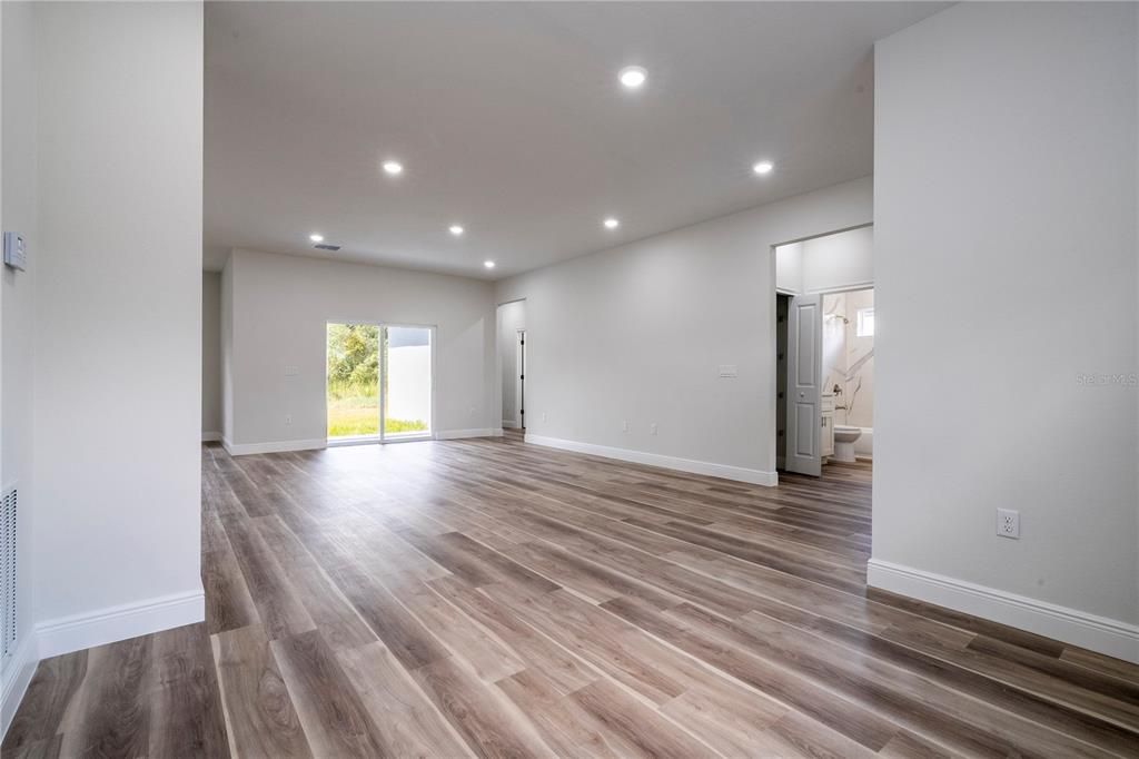 For Sale: $334,899 (4 beds, 3 baths, 1952 Square Feet)