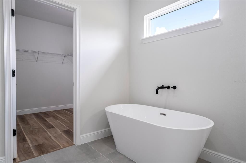 For Sale: $334,899 (4 beds, 3 baths, 1952 Square Feet)